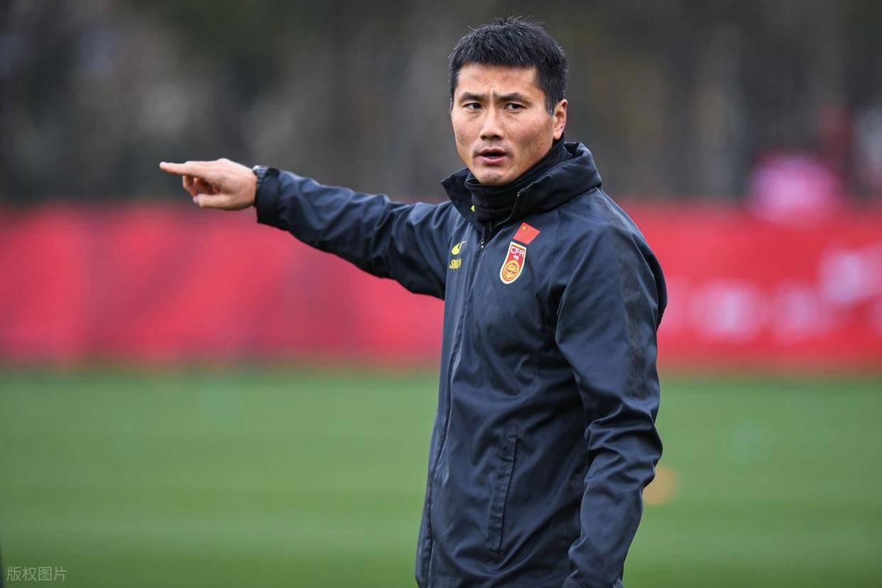 原创            邵佳一现身熊猫杯考察新星，国足有望年底或明年初集结备战