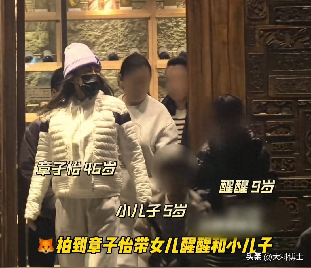 原创            章子怡带儿女聚餐，吃撑走路像孕妇，醒醒帮妈理衣服，提醒爸保暖