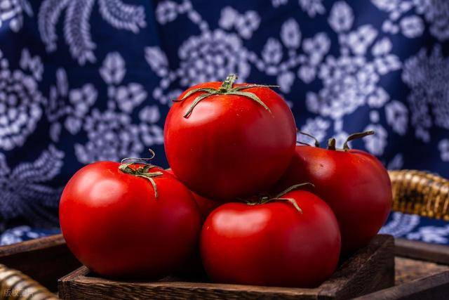原创            研究发现：每天生吃一个西红柿，用不了多久，身体会迎来5大改善