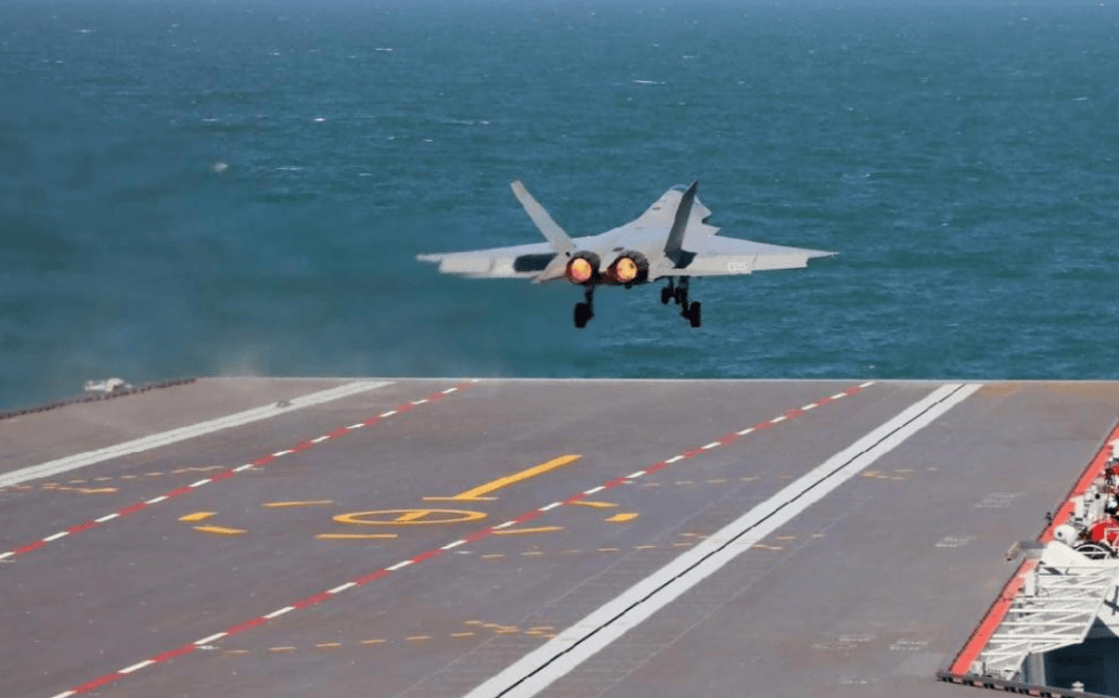 巨龙亮剑！福建舰震撼入列，美媒用“百年差距”4个字评价，酸味都要溢出屏幕