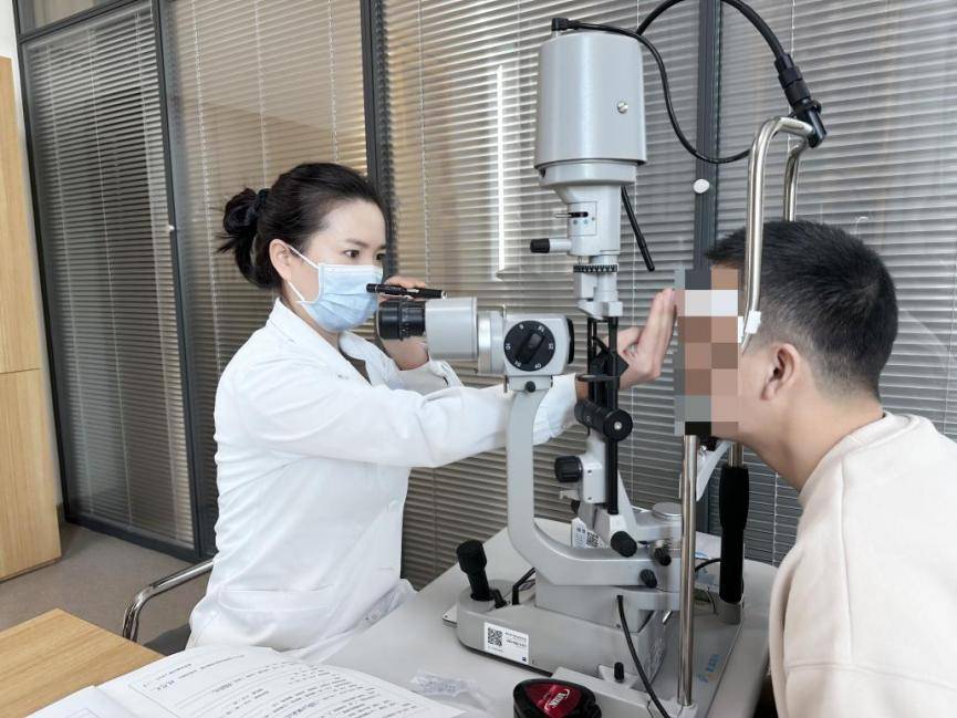 天津普瑞眼科医院顺利完成首例国产龙晶人工晶体植入术