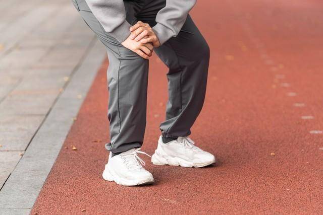 膝盖疼别乱吃药！10种中成药对症选，中医辨证指南，避开90%误区