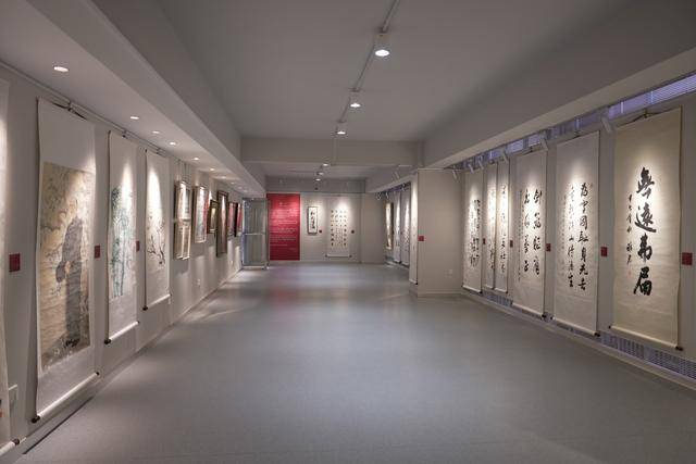 以艺术之美致敬抗战胜利80周年 中国文联“松风浩荡”书画摄影展开幕