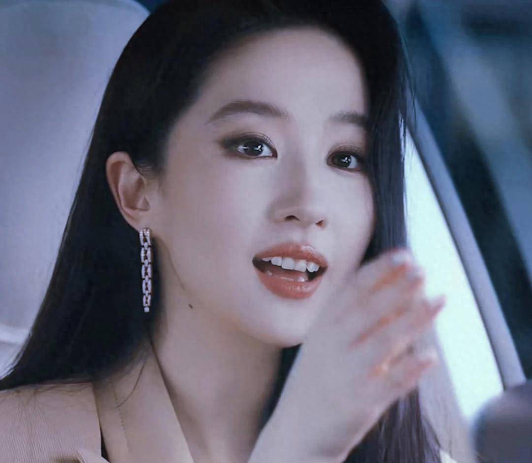 42岁王珞丹现身滑板比赛，暴瘦后脸好僵，请20位保镖却被嘲无人识