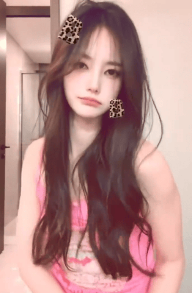 李一桐穿粉色吊带灵动俏皮 大眼圆圆嘟嘴超萌