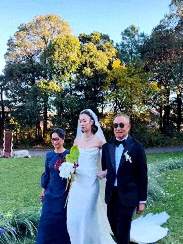 原创            霍家双喜临门，霍启山新女友是俄蒙混血娜然，颜值高演技好会骑马