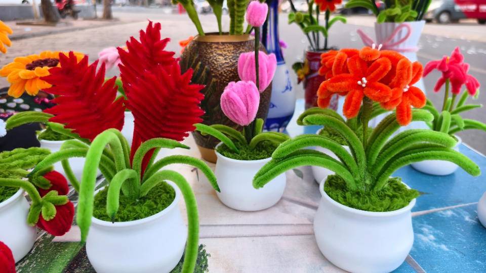 心中住存美好、编织多彩生活——记庞在芹和她的扭扭棒编织艺术