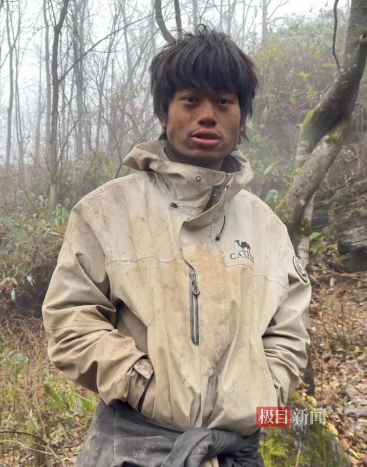 张家界七星山荒野求生比赛第40天迎来大降温，“林北”捡柴时手都冻木了，储备物资还可维持十多天