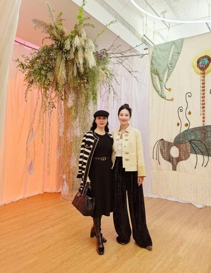 杨采钰和妈妈最新合照曝光！母女俩穿搭时髦超养眼