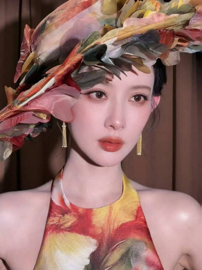 孟子义穿修身鱼尾裙露出美背！雪肤玉貌被赞复古油画美人