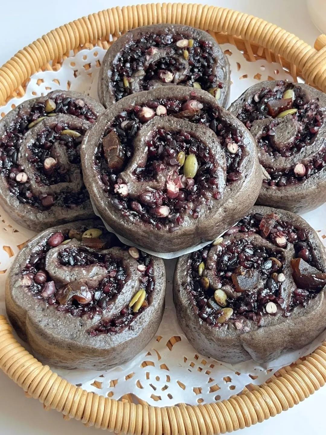 被全家追着夸的养生馒头！三黑紫米卷蒸出琉璃光