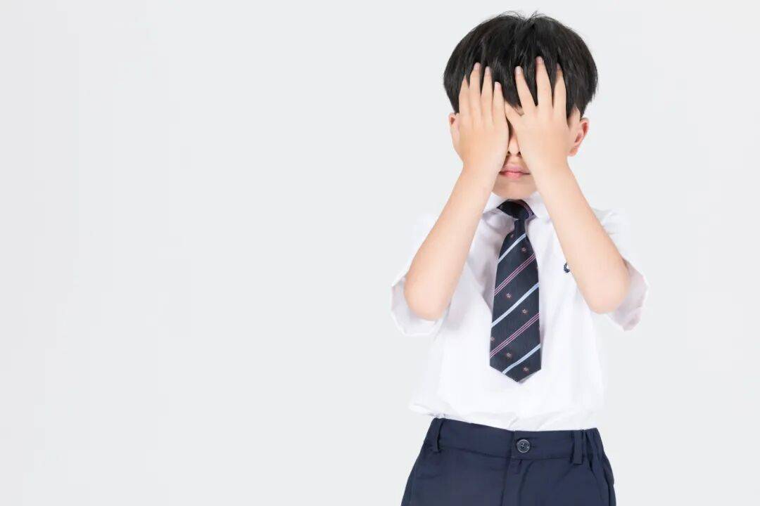 8岁男孩眼睛被激光笔直射，视力仅剩0.4