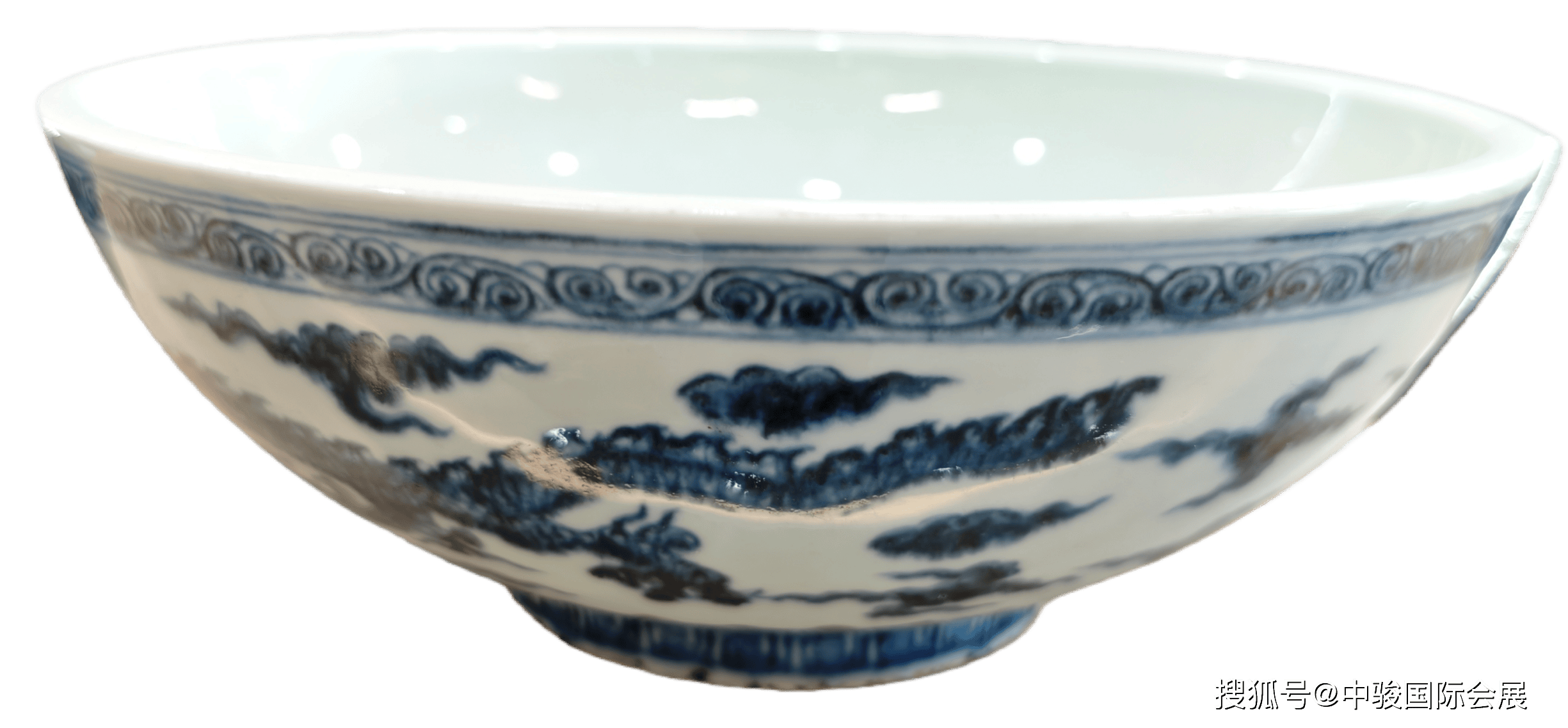 展现宣德朝雄浑大气的艺术风格，也实现了“器以载道”的文化表达：“大明宣德年制”款云龙纹青花大碗