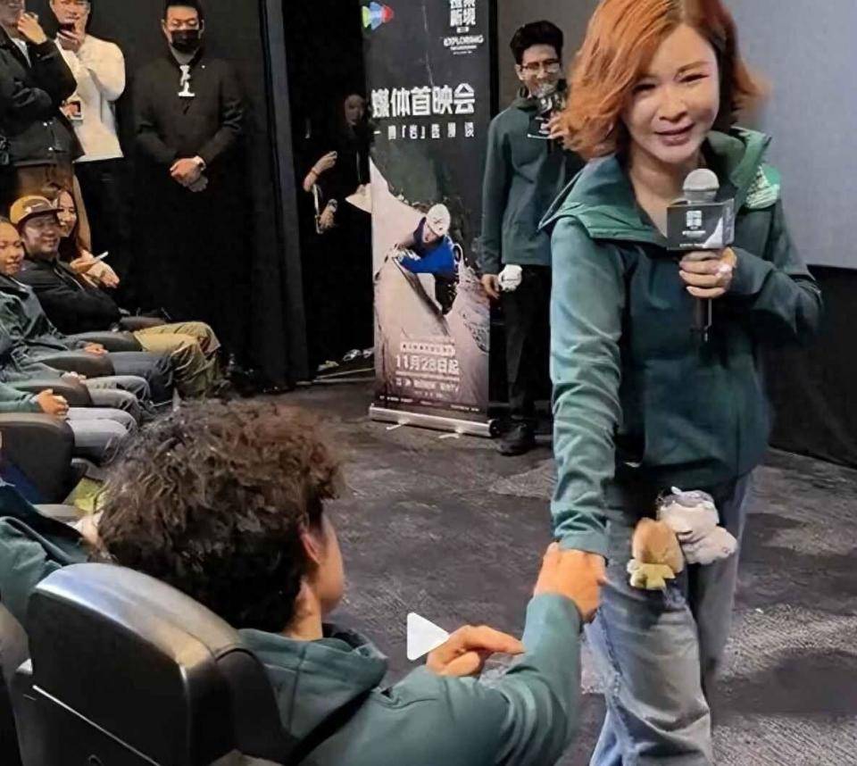 原创            乐华老板哽咽谈爱将，王一博纪录片首映现温情，续约谜团待揭晓