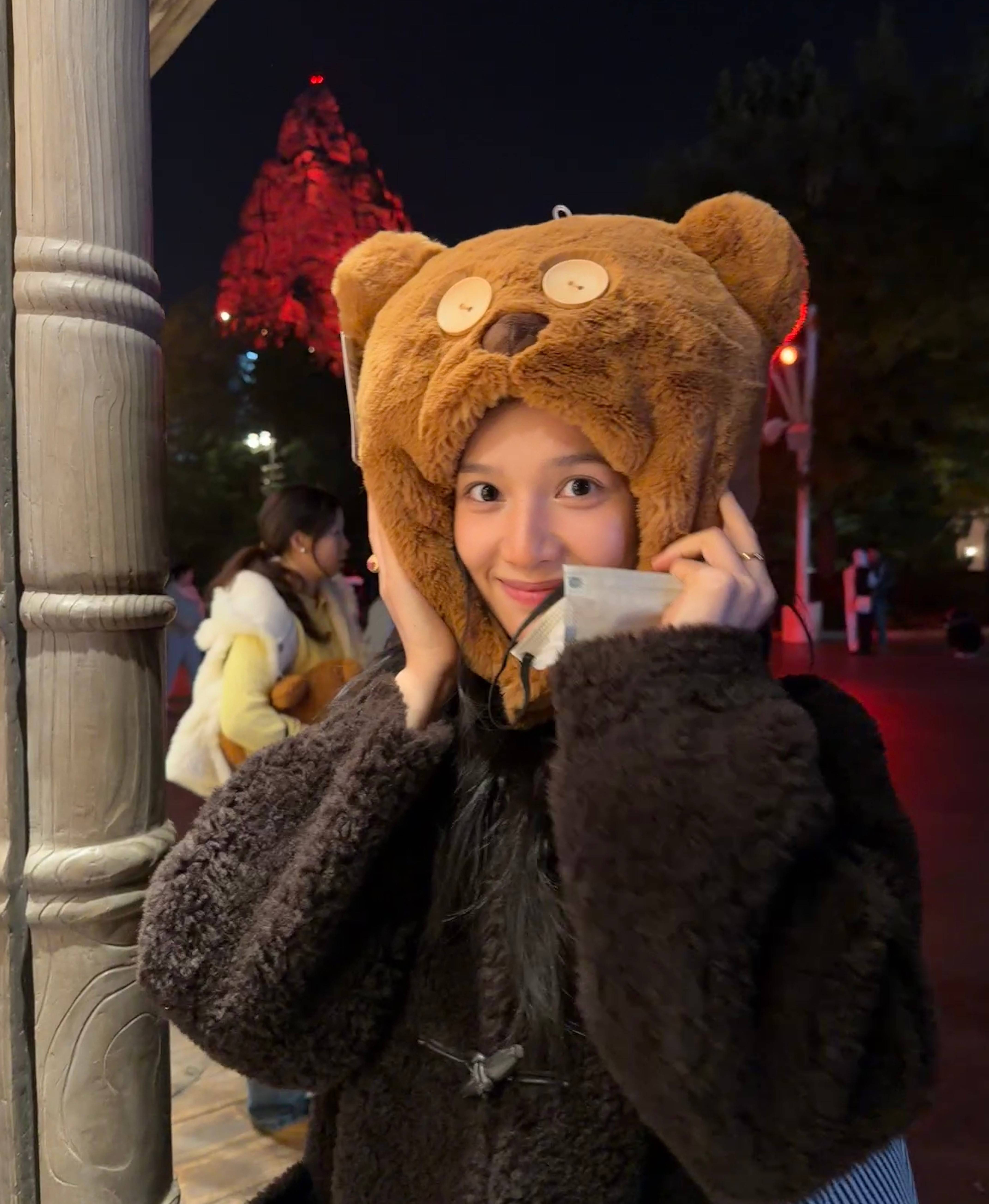 张婧仪戴小熊帽子可爱俏皮 妆容清淡氛围感十足