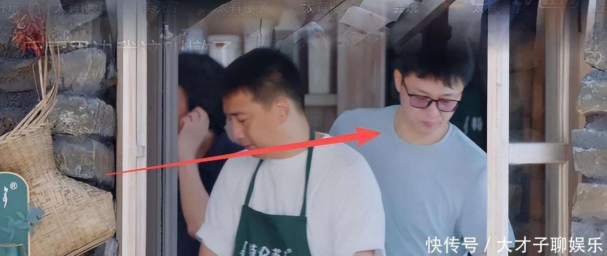 原创            刘奕君遭骂“老人”！表情狰狞、满脸通红反击，杨超越幸灾乐祸