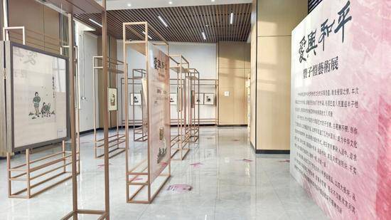 “爱与和平——丰子恺艺术展”在巴楚县胡杨书院开展