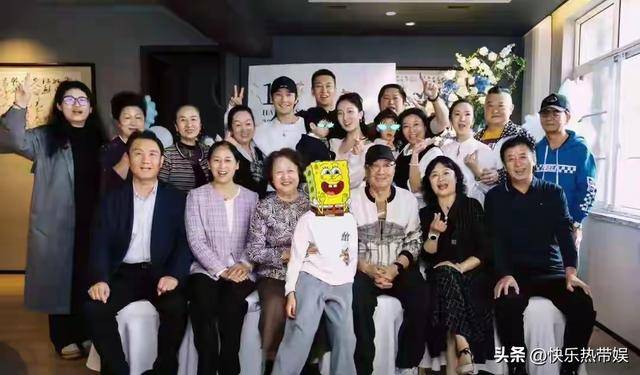 原创            黄晓明弟媳发文感谢杨颖送孩子手镯，家族认可，网友喊话两人复婚