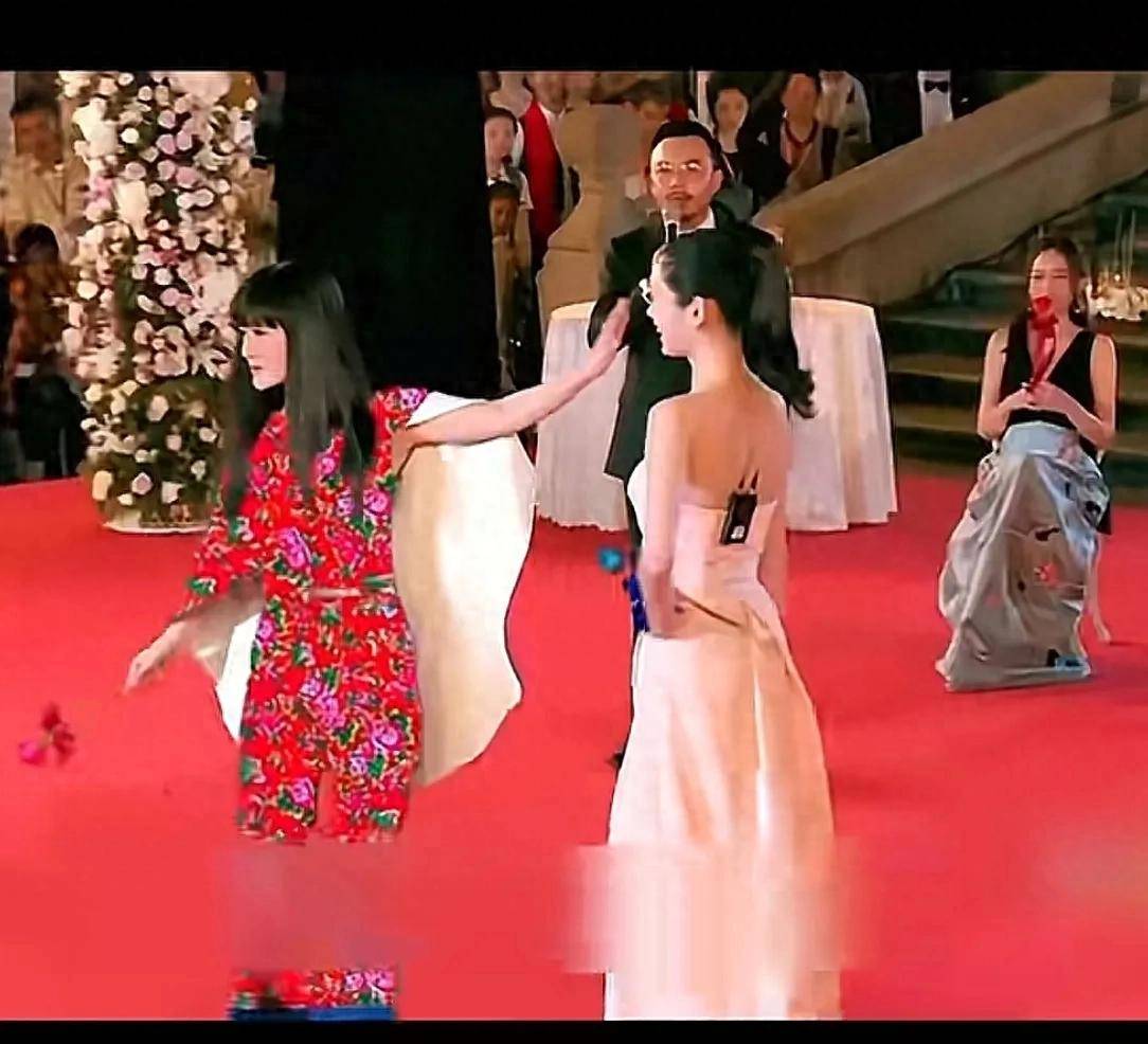 原创            震惊！当初谢娜的一巴掌，现现在奚梦瑶狠狠的打了回去。