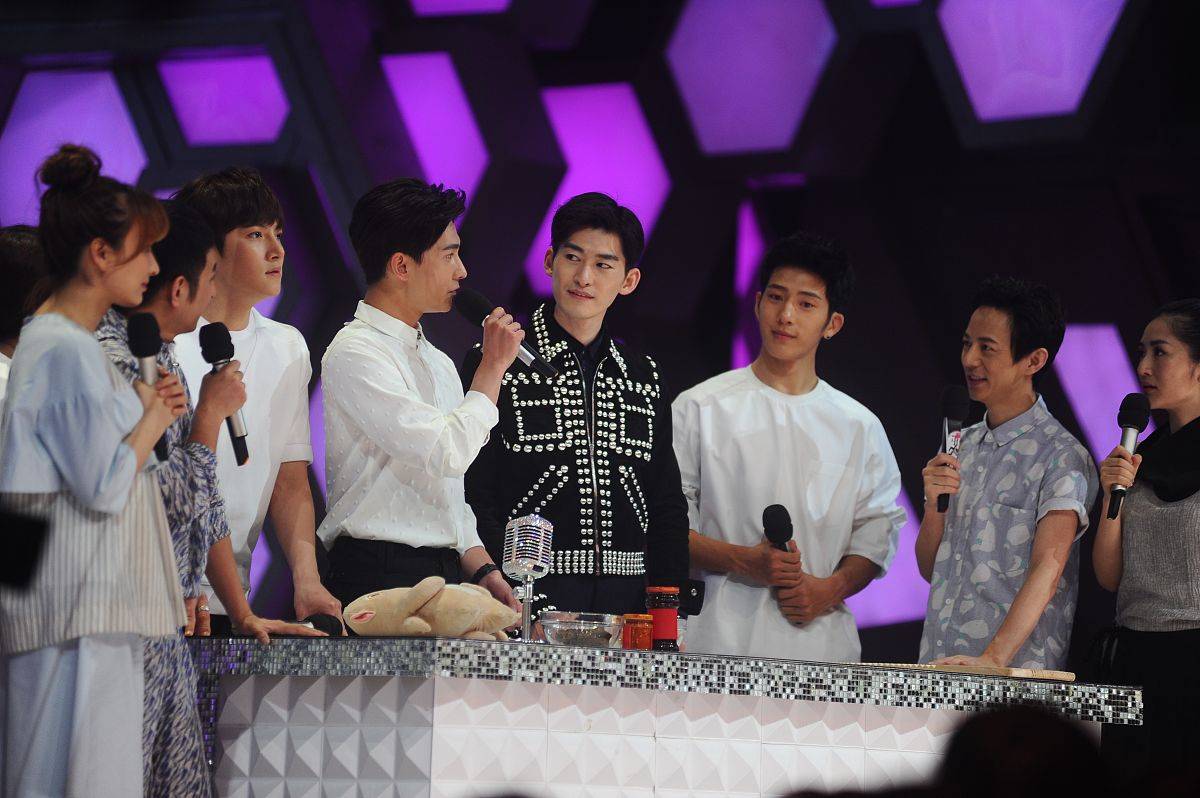 谢娜王鹤棣热舞出圈：舞台版“史密斯夫妇”的综艺密码