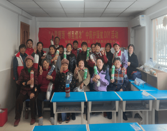 凌大塘社区：开展“小雪暖劲，邻里情浓” 中药护颈枕DIY活动