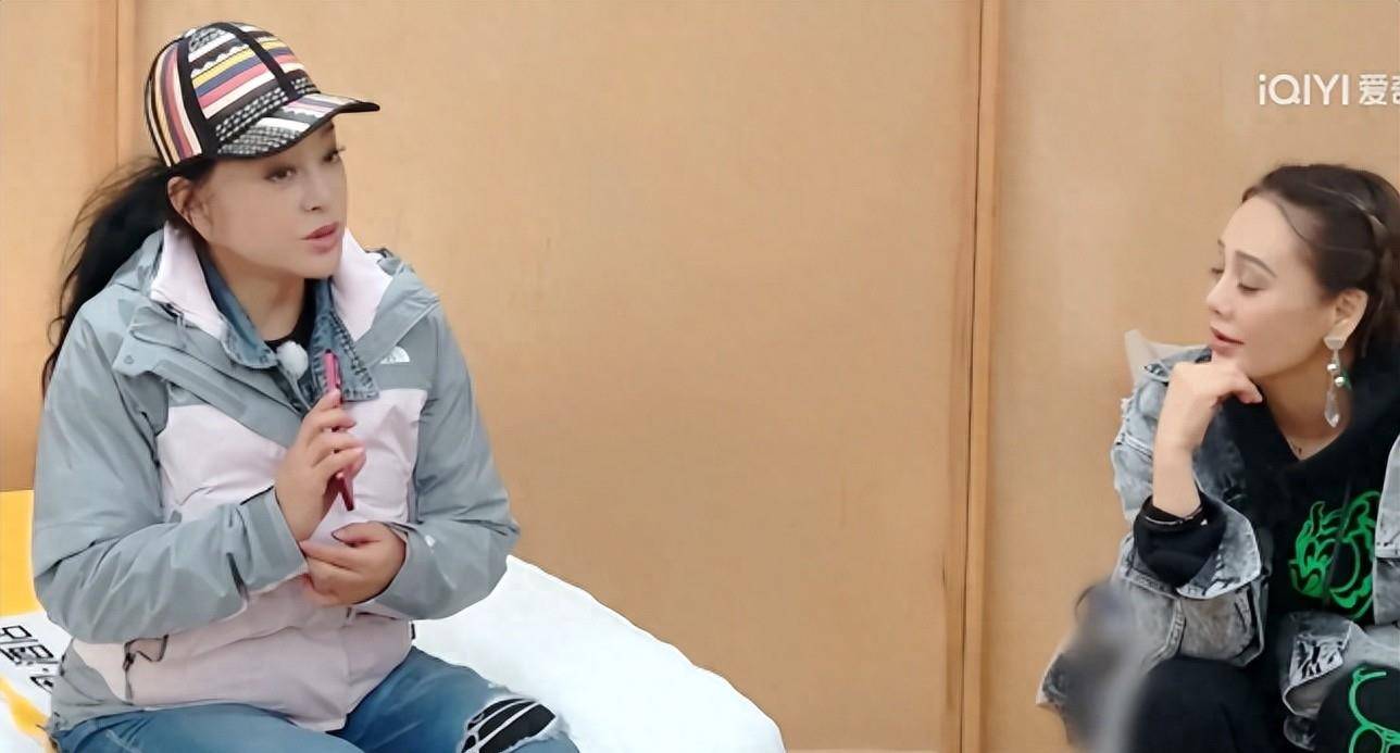 宁静和刘晓庆，被传32年“情敌”，一起上节目才知宁静当年没说谎