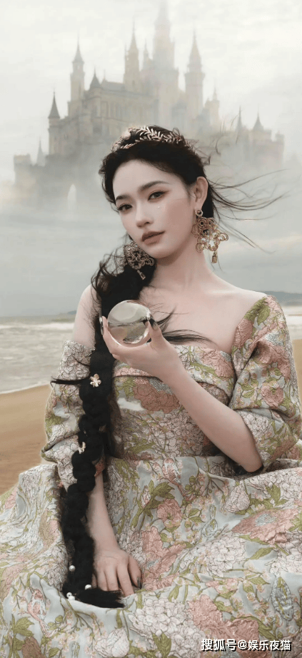 林允一袭真丝提花礼服写真头戴精致皇冠宛若从古堡走出来的公主