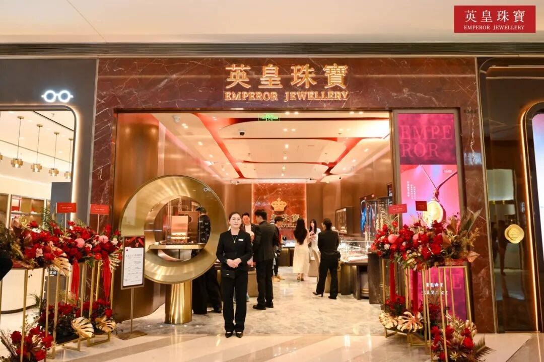 英皇珠宝非遗金绣龙袍斩获吉尼斯纪录，铸就东方工艺新标杆！