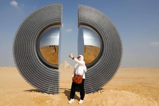 “现在即永恒”艺术展亮相埃及金字塔