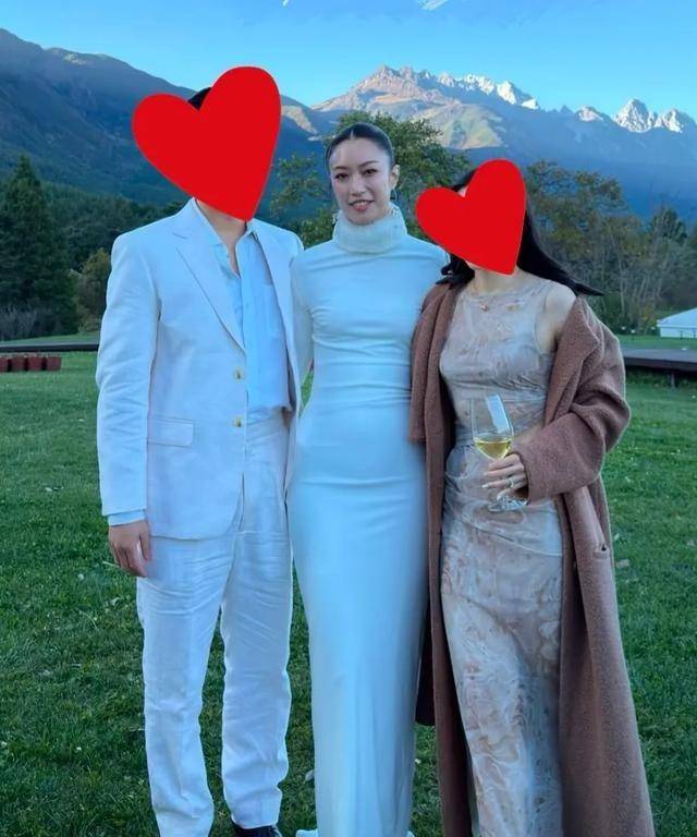 原创            霍震霆朱玲玲现身小儿子婚礼！笑容满面对儿媳满意，俩人相处体面