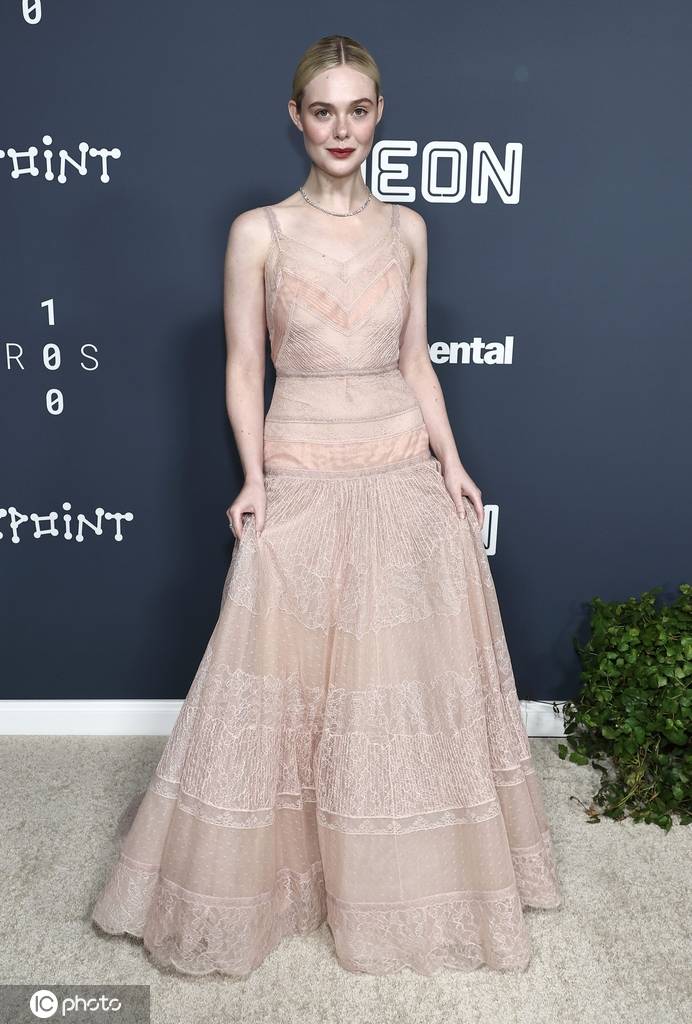 艾丽·范宁出席电影《情感价值》首映礼