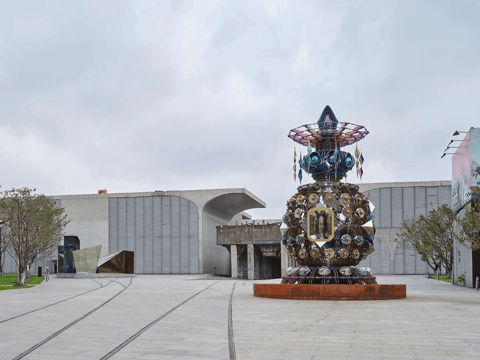 陈世英4.6吨钛金雕塑限时登场！龙美从户外地标到馆内大展，初冬艺术盛宴来袭