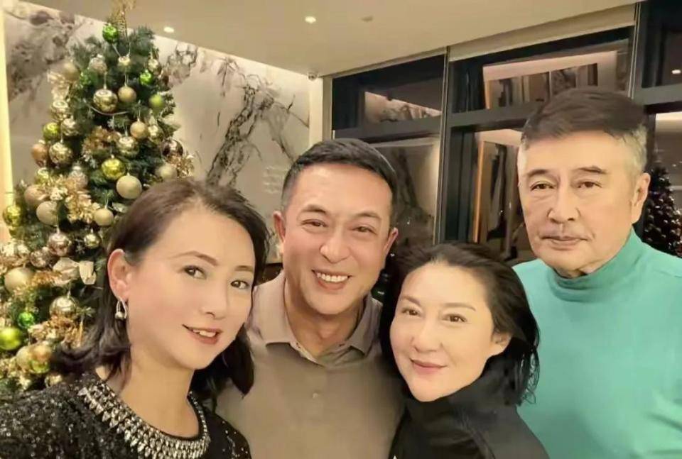 原创            张嘉译深圳聚餐迟到，林威一脸不悦引热议，翁虹现身风韵不减当年