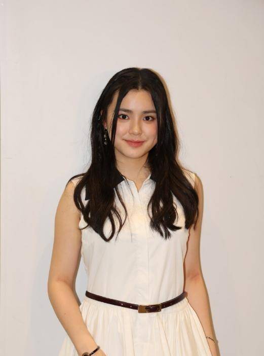 原创            好甜！香港知名女歌手与李克勤儿子，手牵手亲密互动，全网催官宣