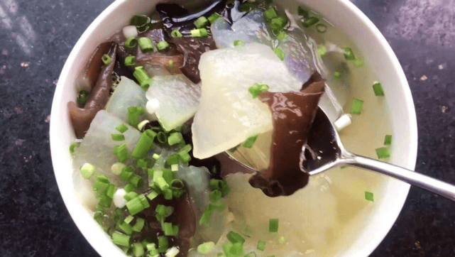 白萝卜和它是绝配，简单煮一煮，驱寒排毒，咳嗽不咳，秋天不咳嗽