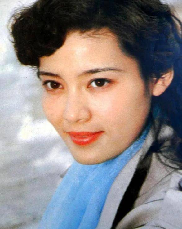 原创            70 岁潘虹近况吓人，走路颤巍神情呆滞，40 年离婚真相藏不住