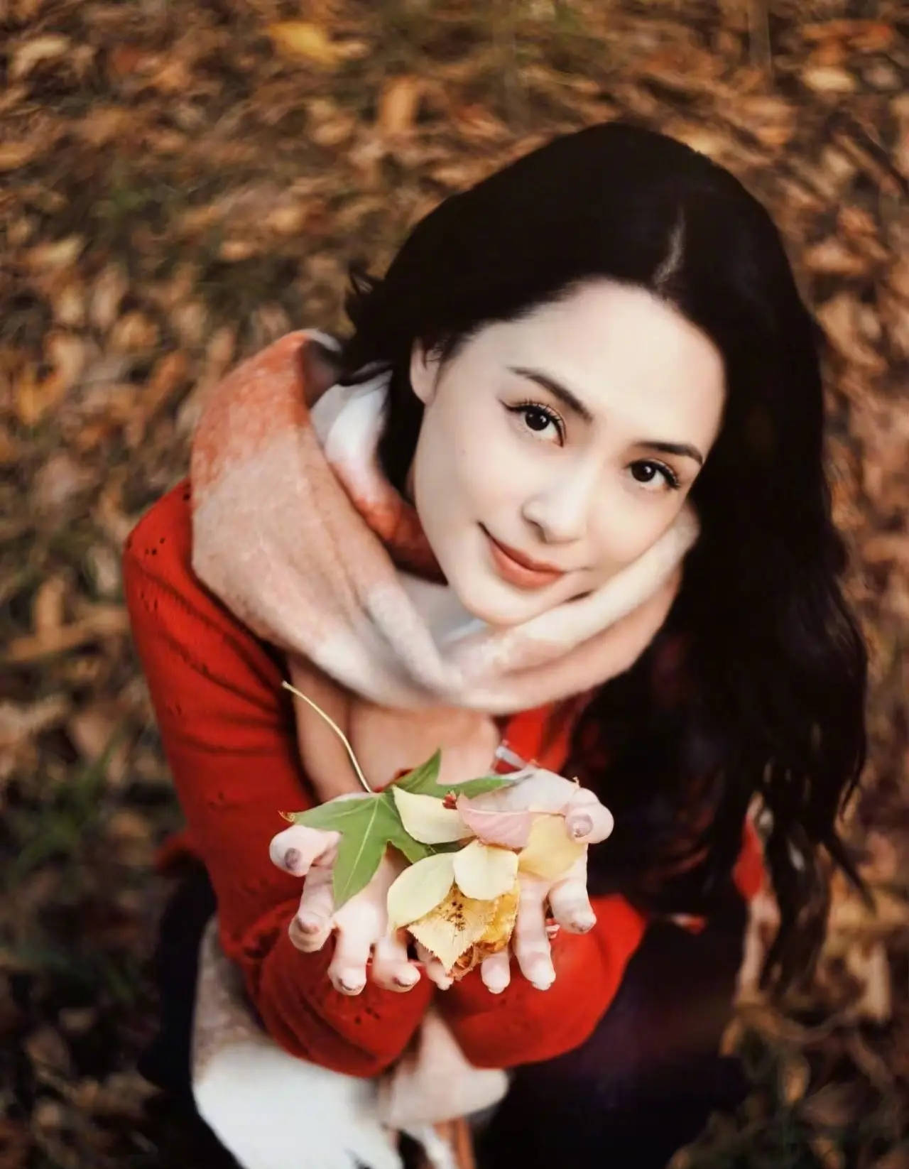 阿娇晒秋日氛围感美照！穿红色针织上衣露甜笑明媚动人