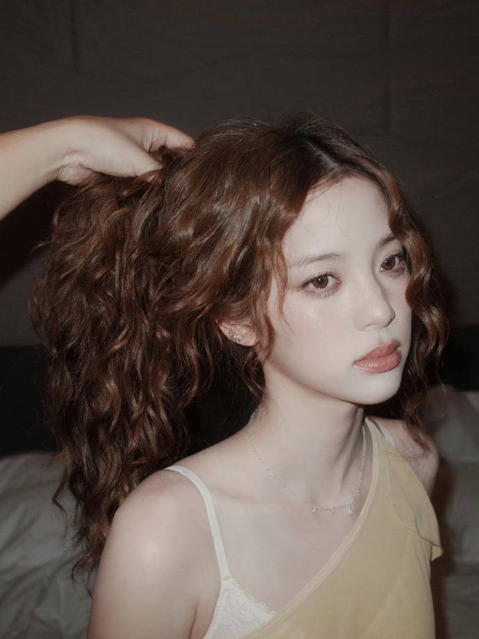 欧阳娜娜一头羊毛卷凸显雪白肌肤 品尝美食表情可爱