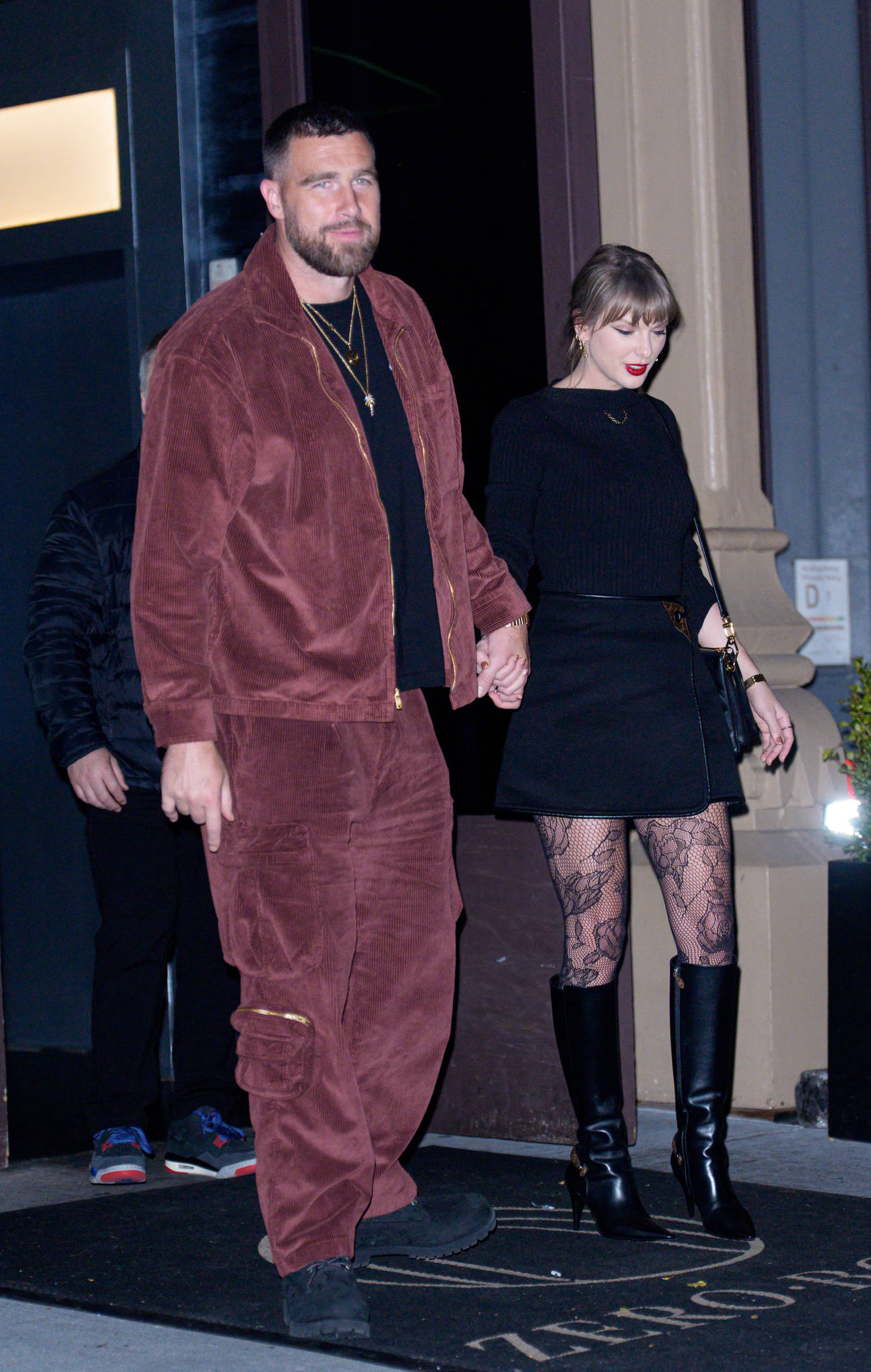 泰勒·斯威夫特和丈夫现身纽约街头！二人全程牵手感情好