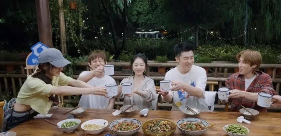 谁救了《向往8》？陈赫3招破局！赖床、掰玉米、还炖肉，这才是内味儿！