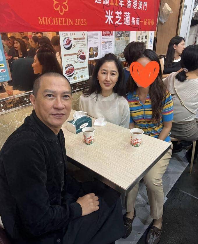 原创            香港小餐馆偶遇张家辉关咏荷夫妇，关咏荷素颜与网友合照好亲切