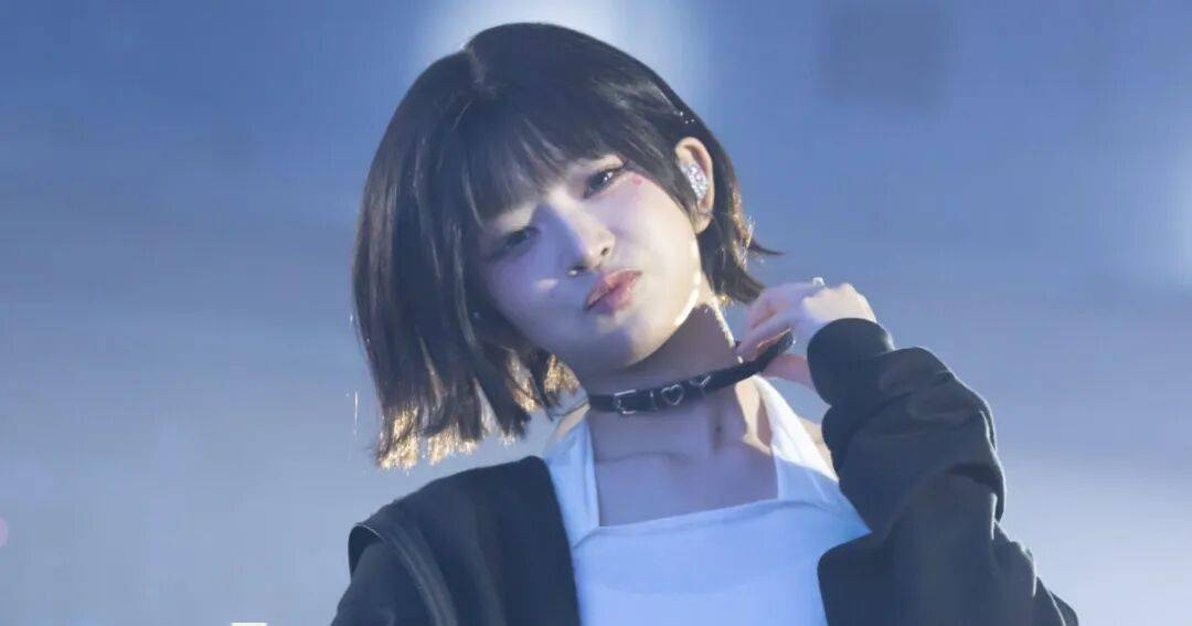 女团成员太“惊艳”，台下工作人员看呆，视频网上热传，网友：换我也一样！