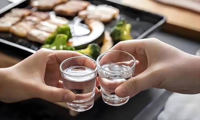 原创            胃癌是喝酒喝出来的？医生：就是铁打的胃，也别在3种情况下喝酒