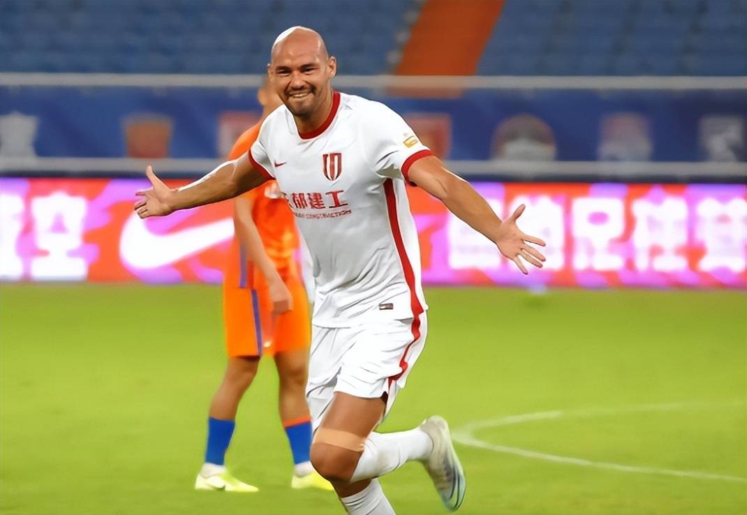 原创            武汉三镇从上港租借两王牌入队，未来或有希望正式买断，值得期待