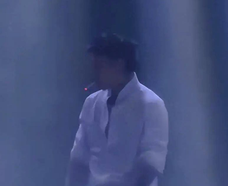 演出过程中突然“点支烟”，知名歌手被处罚