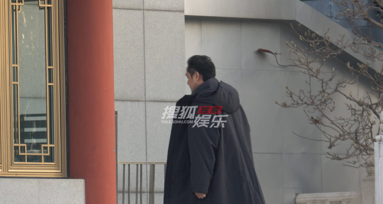 明道现身罗晋父亲葬礼 穿一身黑衣神色肃穆