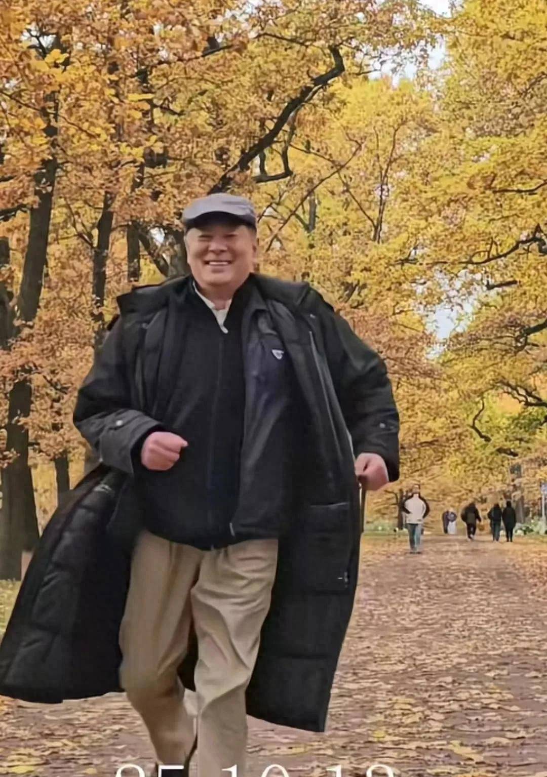 72岁濮存昕近照曝光，两鬓斑白奔跑迟缓老头样，网友差点认不出