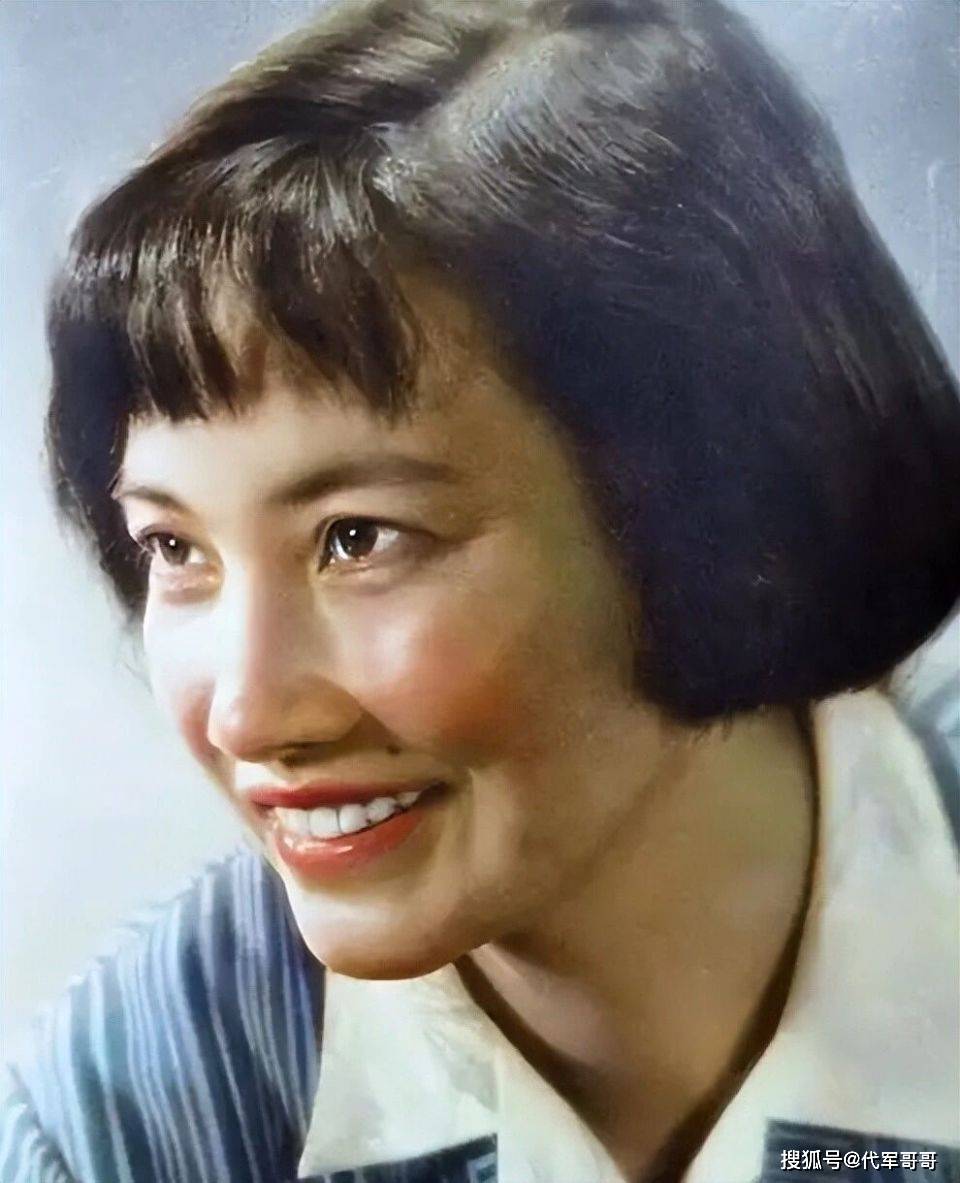 定居美国10余年，78岁回国“捞金”，她凭啥被称“人民艺术家”