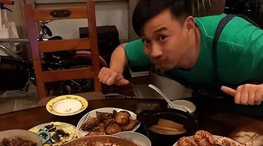 原创            钱再多有何用?刚过50岁就状态堪忧,黄磊带呼吸机,何炅直言害怕