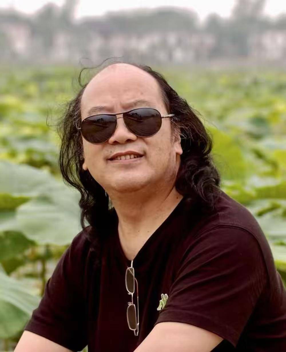 著名画家周华君因病去世，曾任三苏祠博物馆馆长 家人称其墓碑上会刻“与荷同眠”